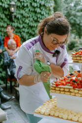 3 lagen bruidstaart met veel rode fruit erop