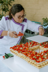 3 lagen bruidstaart met creme en veel fruit erop