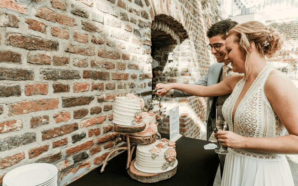 Deliscu Patisserie De Luxe: Moderne Drie-Lagen Bruidstaart met Eetbare Rozen bij Kasteel Keverberg in Kessel Moderne drie-lagen bruidstaart met eetbare rozen, gemaakt door Deliscu Patisserie De Luxe, vastgelegd door Weddings by Milou Briels bij Kasteel Keverberg in Kessel