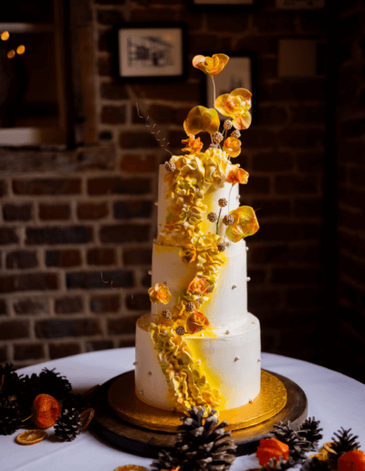 Drie-lagen bruidstaart van Deliscu Patisserie De Luxe met gele rozen, vastgelegd door Photos by Jill bij Schinvelderhoeve in Limburg