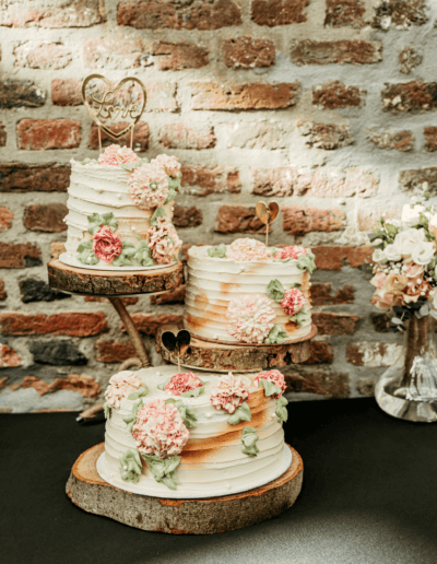 Moderne drie-lagen bruidstaart met eetbare rozen, gemaakt door Deliscu Patisserie De Luxe, vastgelegd door Weddings by Milou Briels bij Kasteel de Grote Hegge in Thorn