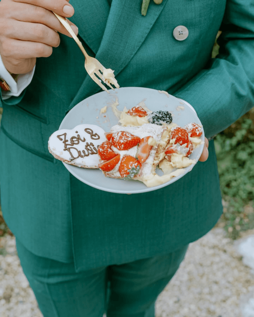 Live gemaakte Millefoglie Italiaanse bruidstaart met verse bosvruchten bij Kasteel de Hoogenweerth Maastricht, vastgelegd door Valerie Fotografie en Michelle Legt Vast