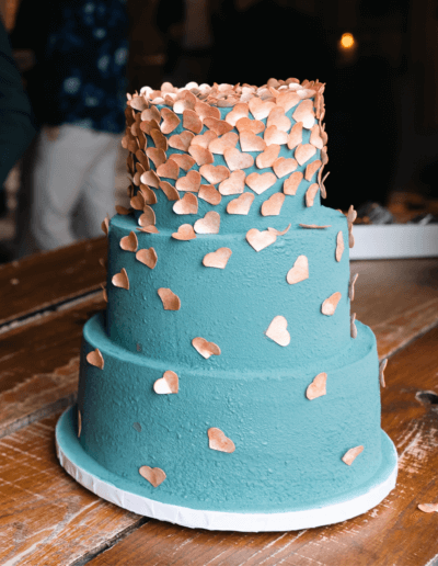 Moderne drie-lagen bruidstaart met eetbare gouden hartjes, gemaakt door Deliscu Patisserie De Luxe, vastgelegd door Nadine van Mierlo Fotografie bij Kasteel de Grote Hegge in Thorn