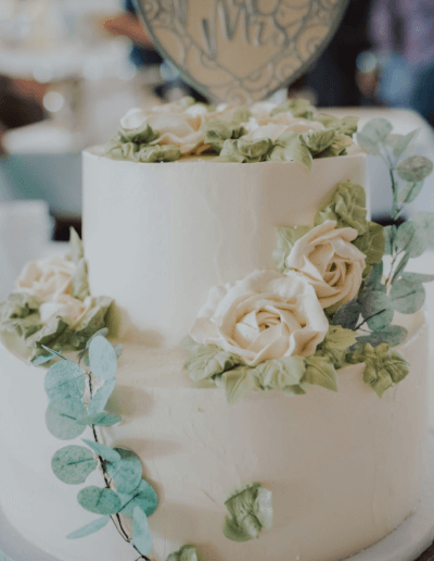 Moderne twee-lagen bruidstaart met eetbare rozen en eucalyptus, gemaakt door Deliscu Patisserie De Luxe, vastgelegd door Anja Foris Photography bij Valuas in Venlo