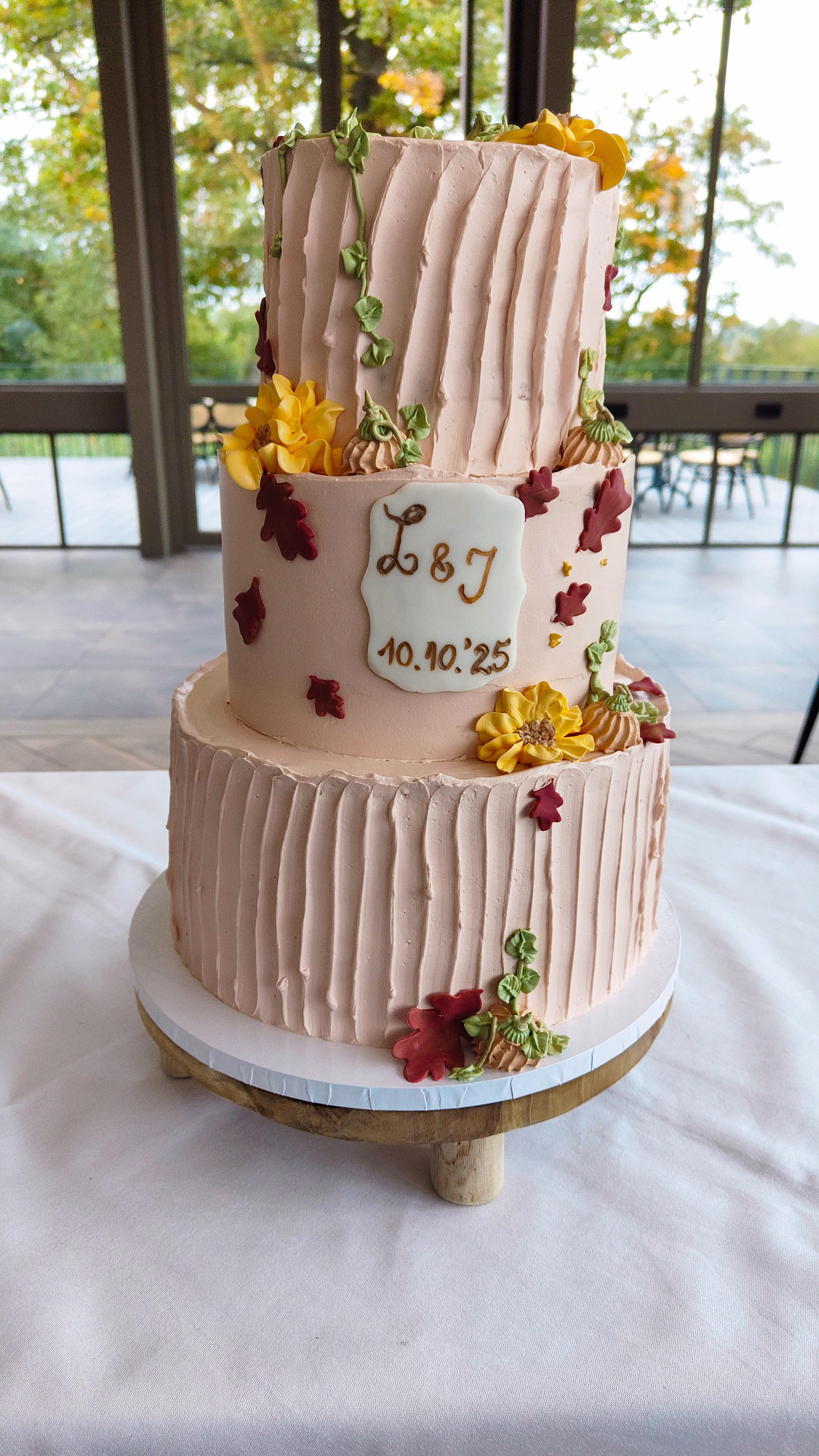 Moderne vier-lagen bruidstaart met eetbare vetplanten en rozen, gemaakt door Deliscu Patisserie De Luxe, vastgelegd door Nadine van Mierlofotografie bij Kasteel de Grote Hegge in Thorn